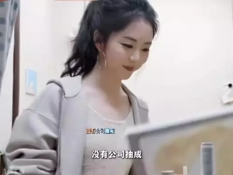 曾被嘲讽娃娃脸只能演配角，谭松韵27岁演耿耿成爆款