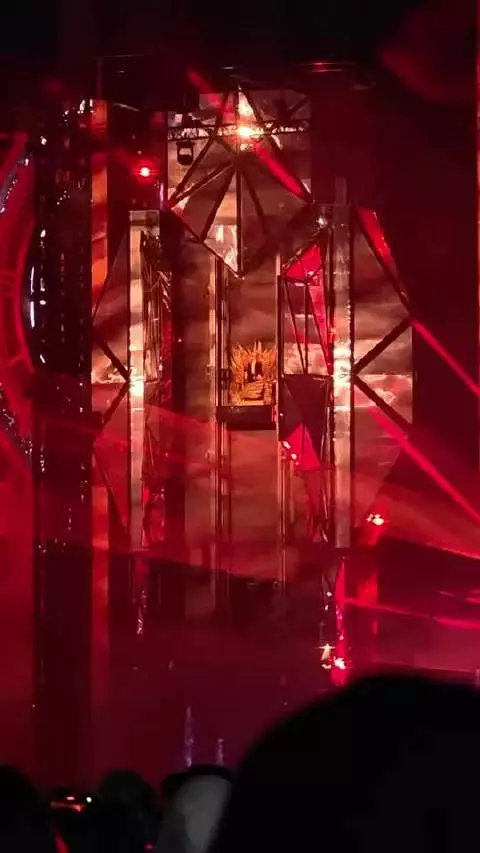 华晨宇戴面具开场唱响不朽，大魔王级别气场全开