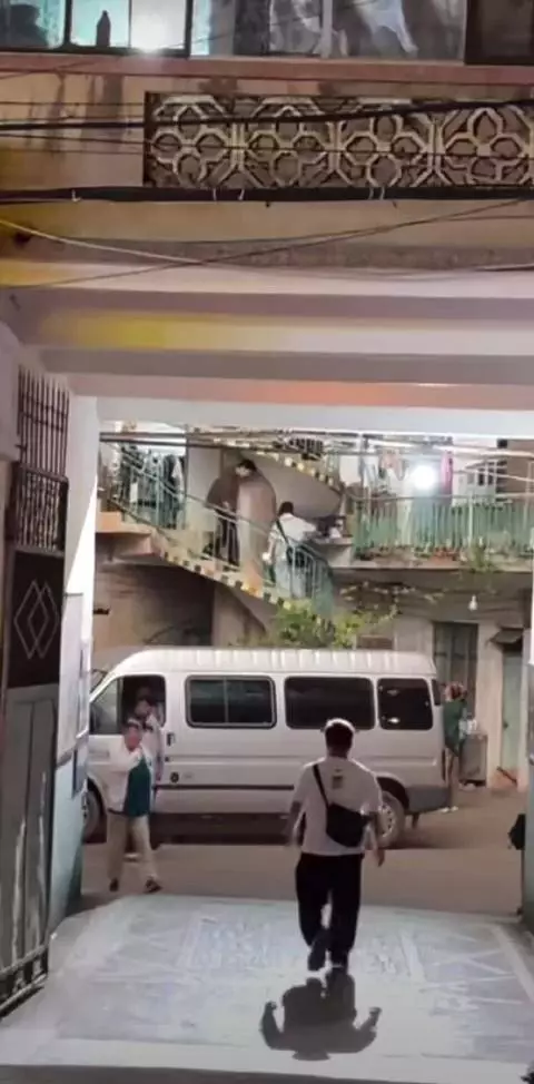 哇好多人老远陈哲远拍戏，出来还打招呼了