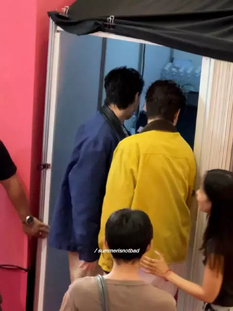 就非得挤一起进门