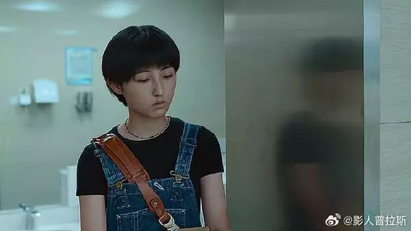姐姐趁弟弟上厕所抛弃他 见他痛哭模样，心软带他回家