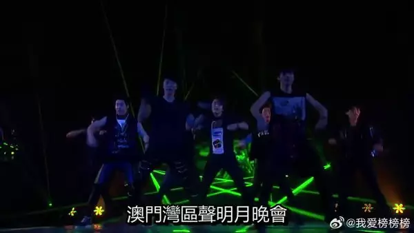 王嘉尔踩到周笔畅裙摆忙坏周深，这一脚踩出了娱乐圈最缺的东西