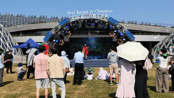 这个国庆假期，公园草地上、历史建筑里随处遇见美好