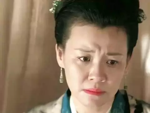 不是刻意搞笑，是性格使然的窘迫，这份笨拙反而透着鲜活人气