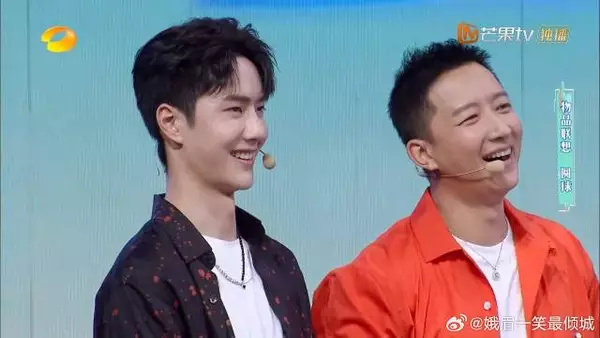 赵丽颖可爱到犯规！无实物表演笑翻全场，王一博看她一脸宠溺