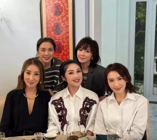 刘嘉玲将满六十近照曝光，一场半山家宴照见港圈老友的相处质感