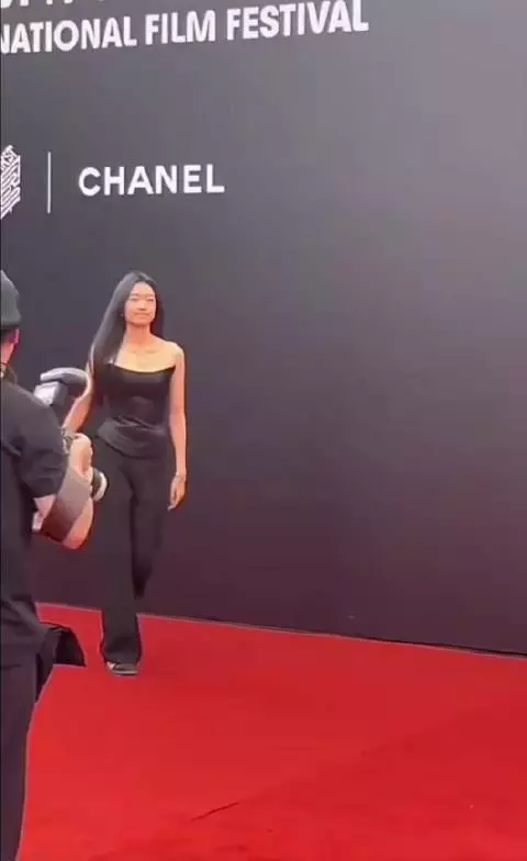 孙千走红毯这段真的很像千颂伊，内娱有自己的全智贤
