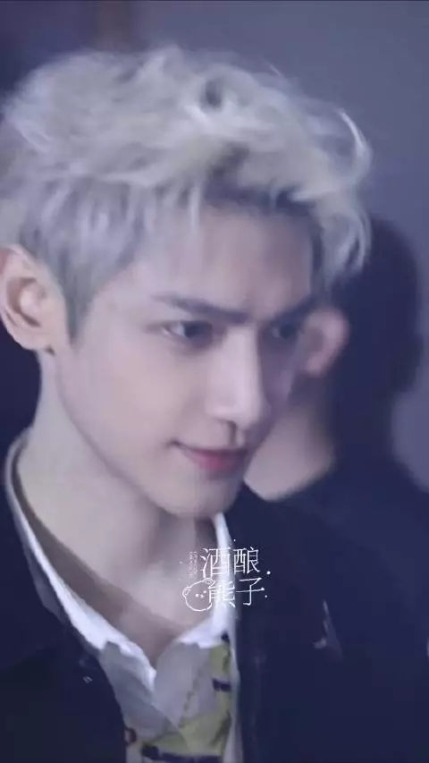 白毛罗云熙帅哭了行吗，所有人感受这个怼脸