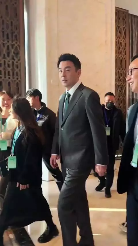 雷佳音放假放飞自我,被误认流浪汉无偶像包袱