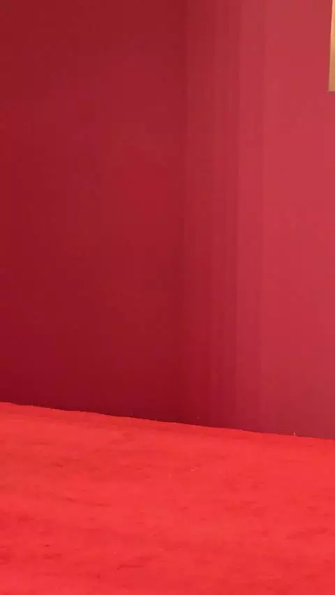 周深一身黑色西装完全小王子