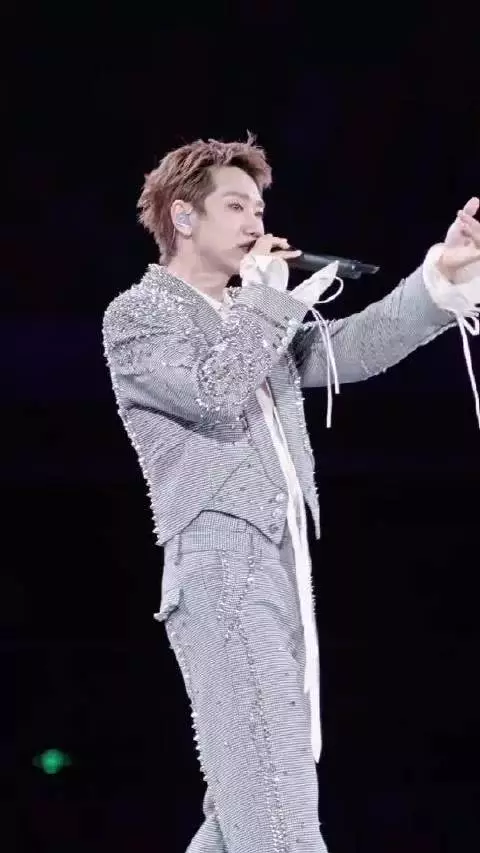 汪苏泷唱桃花扇时穿的衣服上的铆钉拼的都是明日世界 这个浪漫疯子