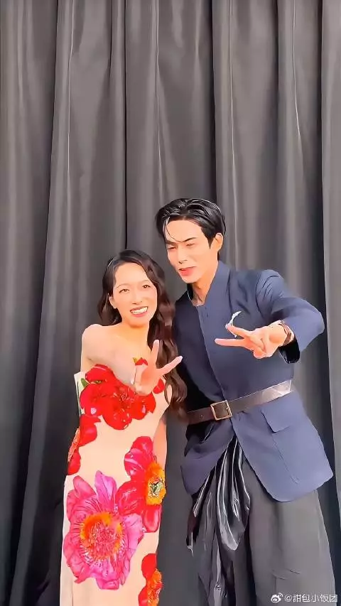 宋茜宋威龙红毯后台相遇，两人双双热乎晒出自拍