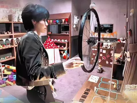 这一段有两个看点，神之九秒的抬眸很迷人，接球时的预判反应更震撼…