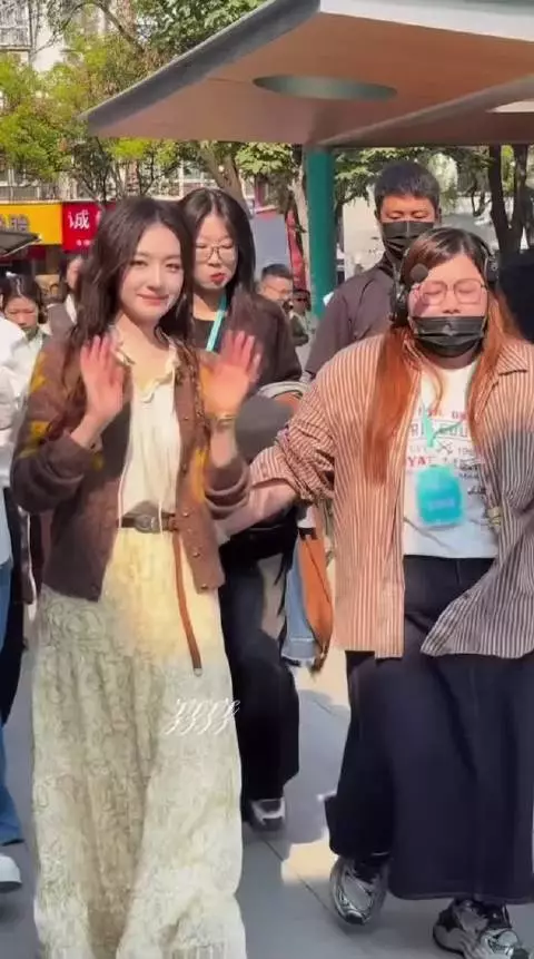 李兰迪今日线下活动路透来了，一身连衣裙，秋日氛围感十足，来看看状态如何吧