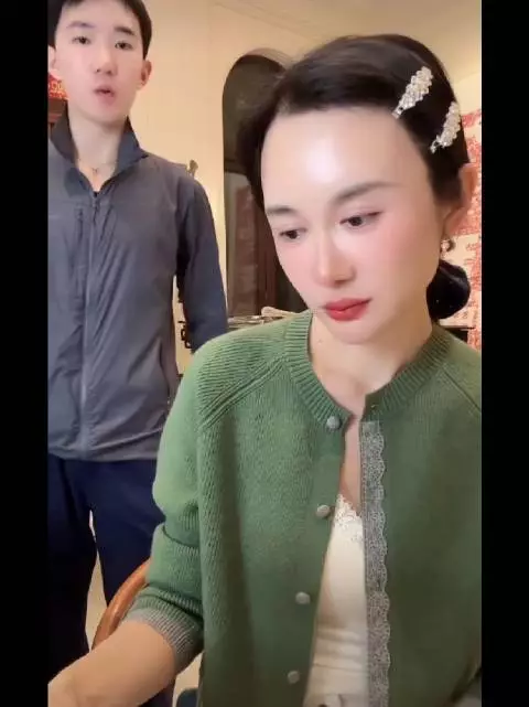 张纪中老婆杜星霖还挺多才多艺，直播唱一首歌爱谁谁好好听！