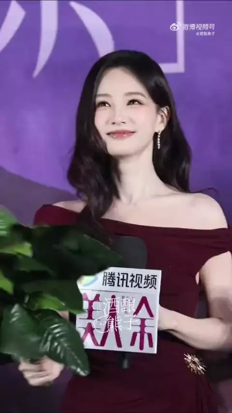 李一桐这身装扮真的是太适合她了，皮肤真的是白到发光，完全就是大美女！
