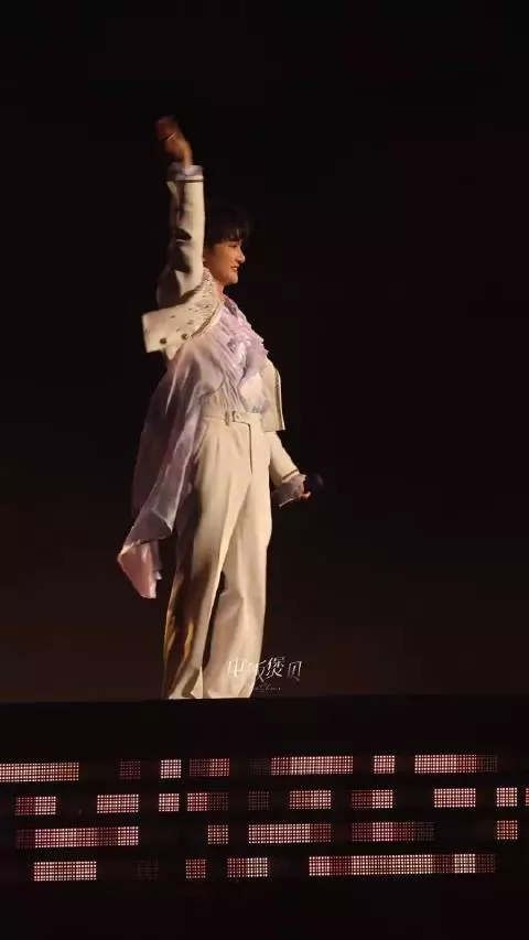 周深在速滑馆表演了段百米冲刺不知道的以为周深在比赛