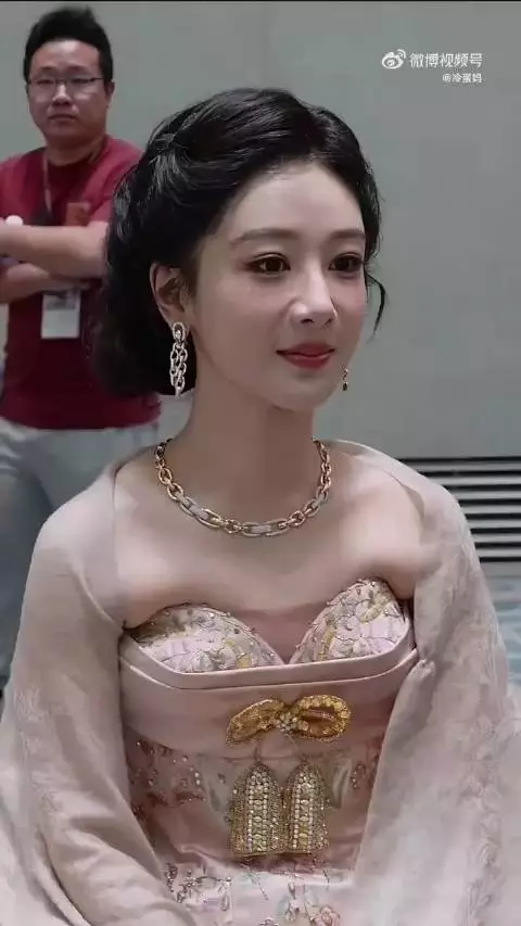 杨紫这是什么礼服，这样不痛吗