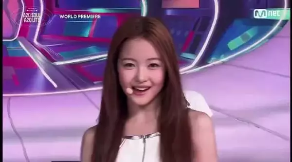 13岁的妹妹好会抓镜头，开场的甩头挑眉也太会了吧，很会表情管理呐