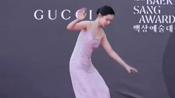 他上前帮忙时，为了表示对女演员的尊重，把目光移开了