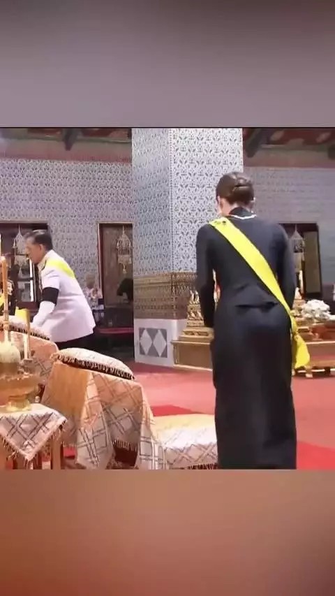 苏提达王后的屈膝礼完美,动作标准气质高贵 泰国王室