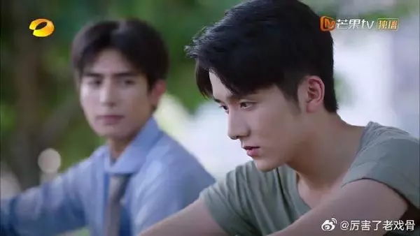 三兄妹海边谈心,互相治愈,羡慕不来的兄妹情
