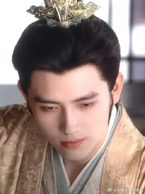 她在闹，他在笑