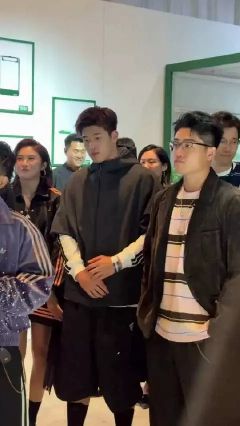 潘展乐苏翊鸣吴艳妮吴易昺同框亮相上海