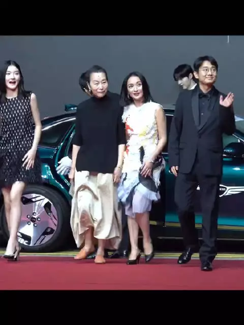 周迅凭初次尝到寂寞获釜山影后，成华语首位三金一A女演员