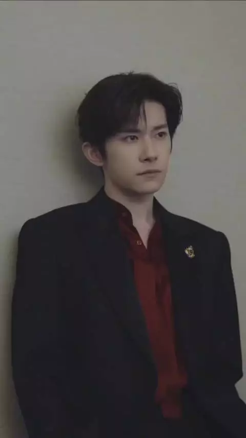 易烊千玺闷声干大事不炒作每一步踩得准