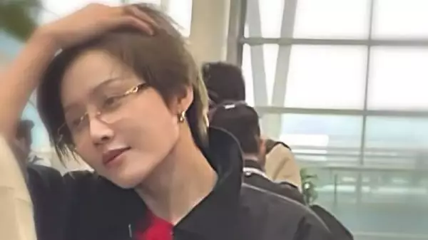刘雨昕戴近视框眼镜突显高智感