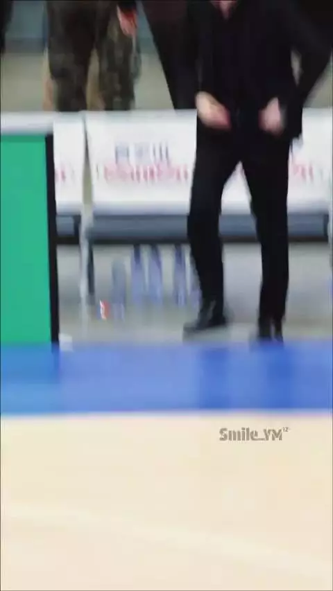 杨鸣西装造型亮相教练席,BGM加持腔调拉满
