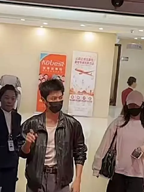 陈哲远到达昆明 陈哲远出来和粉丝互动了,今天八点弹幕要互动你准备好了吗?