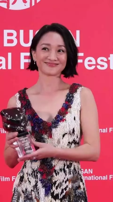 周迅釜山电影节五套造型，不愧是香奈儿“长公主”