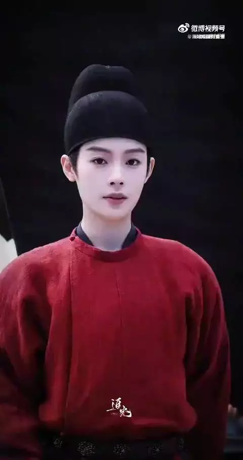 陈丽君着红衣官服一眼惊艳