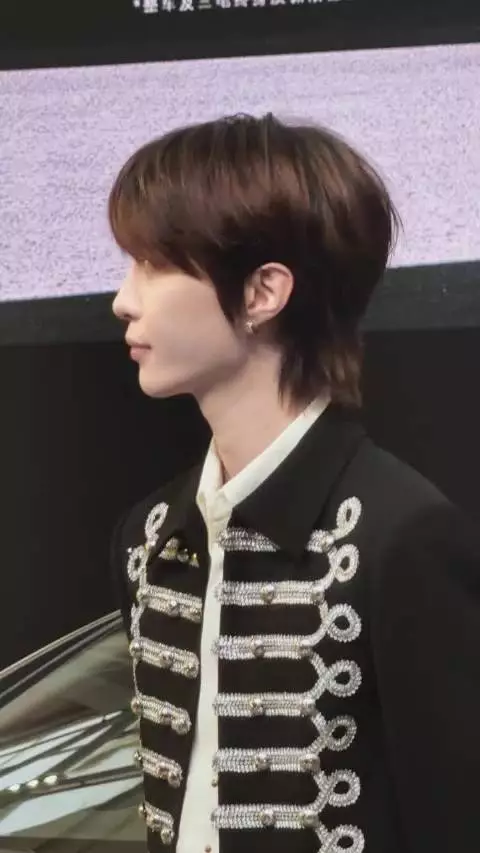 那杯美式的尺寸看着就苦，范丞丞为了上镜状态也是真舍得
