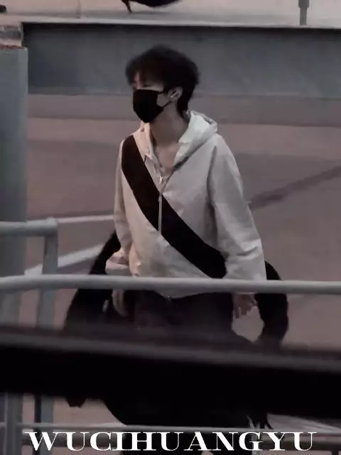 王俊凯打完瓦直奔机场 卫衣戴耳机秒切男大