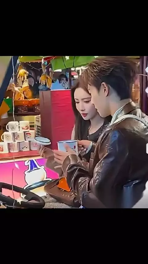 李昀锐手背试水温喂药孟子义，何炅你好星期六喊有人来接