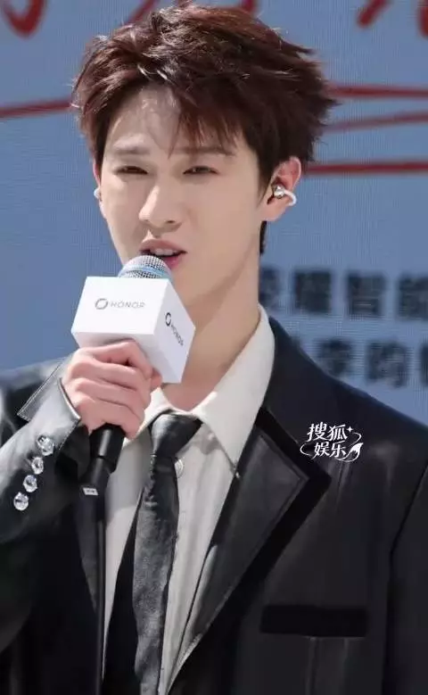李昀锐黑色皮大衣亮相荣耀线下活动状态佳