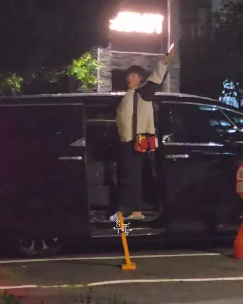 朴佑镇1013solo回归后现身fromm store签售会下班