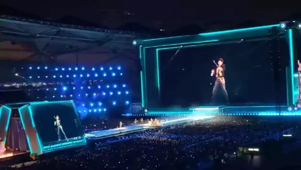 张杰演唱会挥杆打高尔夫,《远走高飞》间奏释放彩带