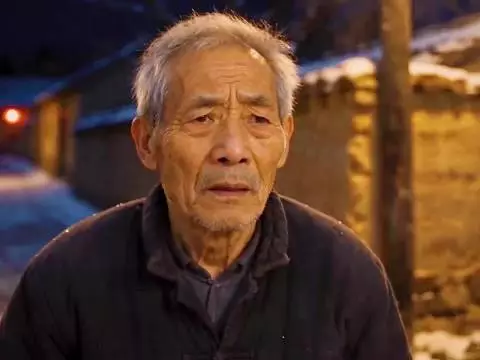 大年三十男孩一个鞭炮就把周爷爷给炸回来了