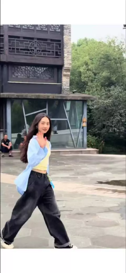 黄多多乌镇穿搭引关注，发量多发质好