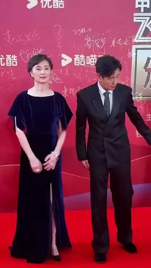 于和伟吴越亮相飞天奖红毯，状态在线气场非凡