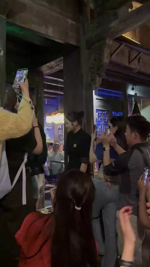 乌镇戏剧节网友偶遇赵又廷, 网友:我喜欢你老婆, 赵又廷 我也喜欢我老婆