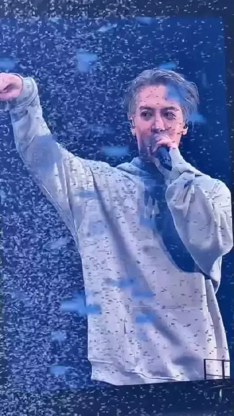 王嘉尔下台前脱掉上衣完成最后舞台