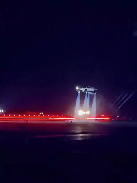 我艹，真飞起来了 还以为是ai的呢，直到马斯克出场