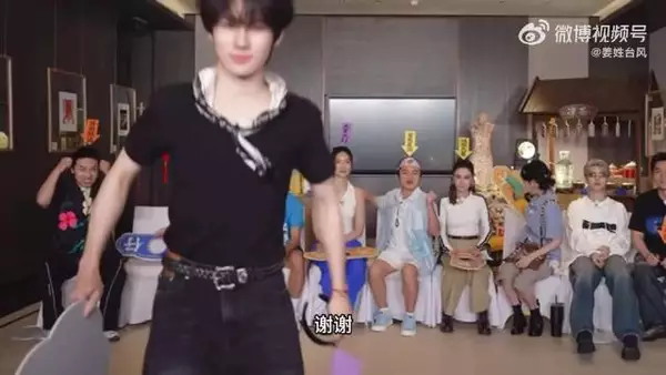 张真源萌萌堵镜头，跑男直播必备环节收尾