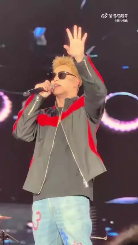 潘玮柏瘦身成功翻衣柜重穿旧衣
