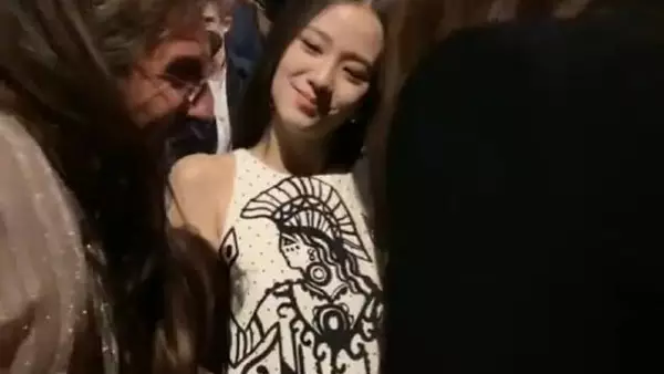五年前DIOR CEO对JISOO称若YG解约愿带走她